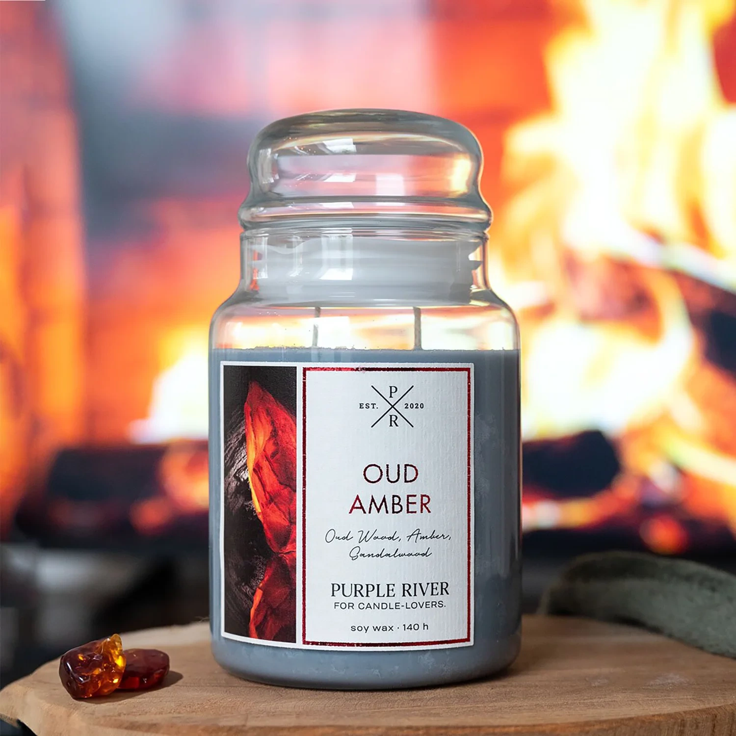 Candela premium per l'autunno al profumo di oud e ambra