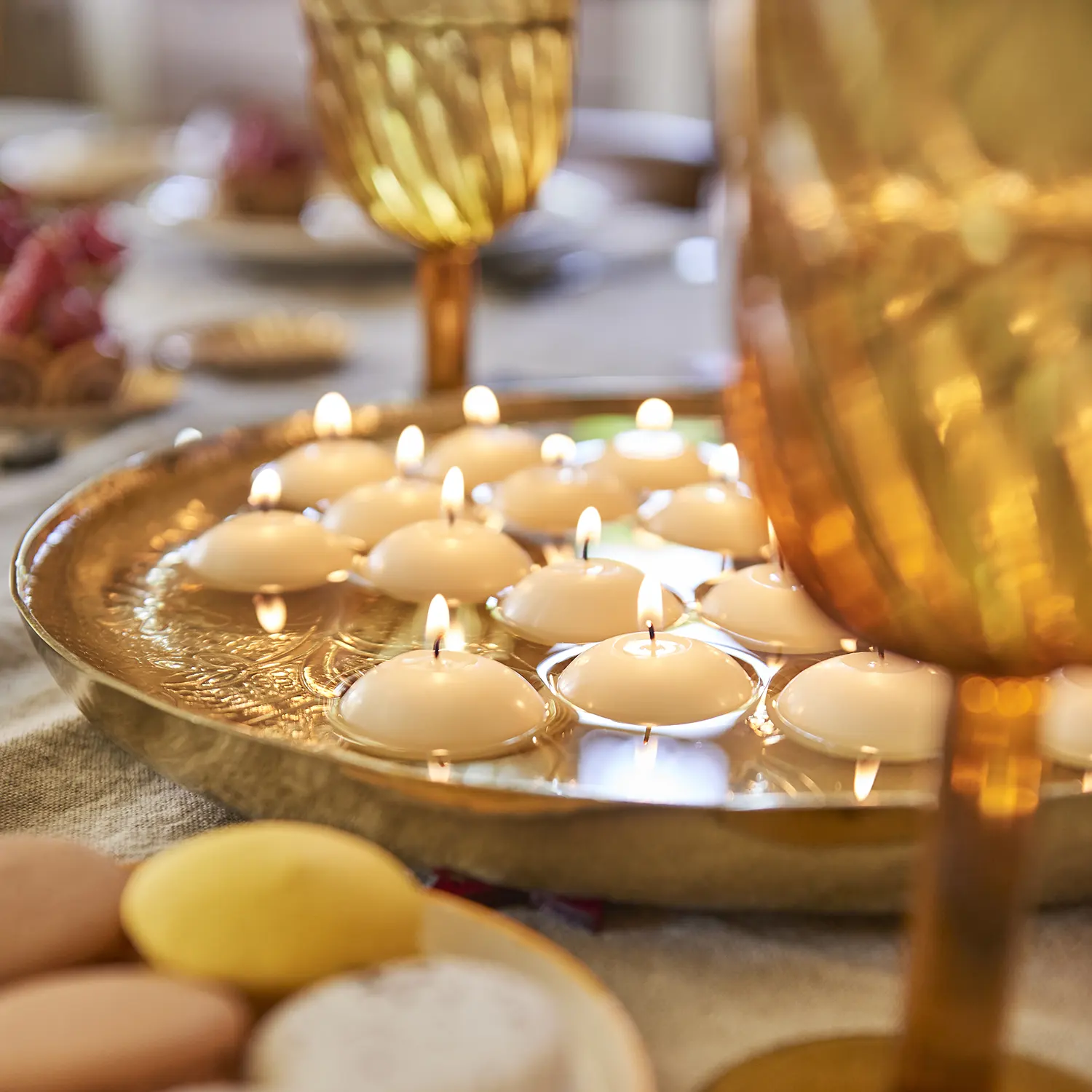 Świeczki na wodę w metalowej misie w kolorze złotym - inspiracja stylizacyjna