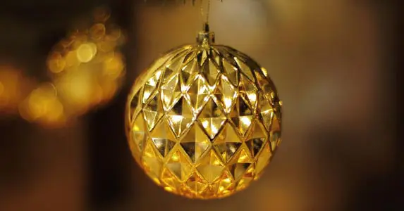 Gold Christmas decorations - scented candles and more in gold!