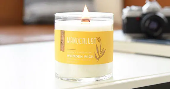 Entdecken Sie soja duftkerzen mit holzdocht Essential Elements von Candle-lite!