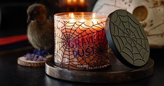 Best candles for Halloween: magic scents Peanuts Snoopy and Colonial Candle