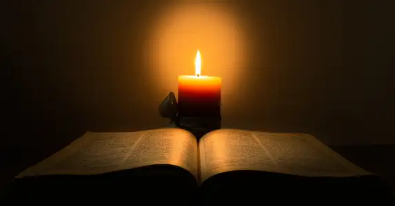 Świece zapachowe – od świątyń do salonów. Krótka historia zapachu w Twoim domu