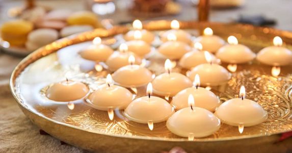 Plovoucí svíčky, romantická dekorace na vodě