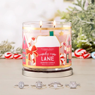 Candela natalizia con anello gioiello Charmed Aroma 340 g - Candy Cane Lane