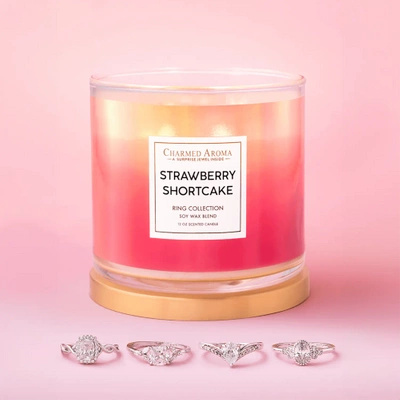 Charmed Aroma truskawkowa świeca z biżuterią 340 g pierścionek - Strawberry Shortcake