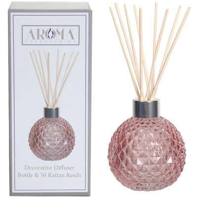 Bouteille vide rose avec bâtonnets diffuseurs dans une boîte à Woodbridge Candle