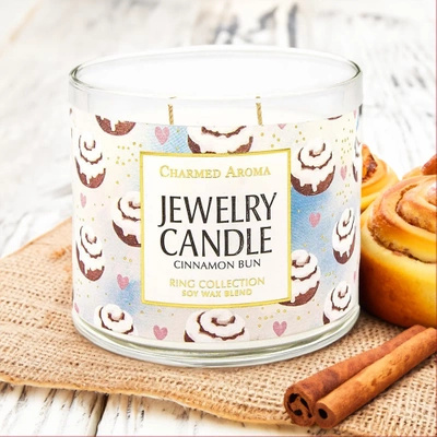 Charmed Aroma świeca z biżuterią 12 oz 340 g pierścionek - Cinnamon Bun