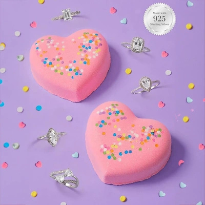 Charmed Aroma bomba do kúpeľa so šperkami Heart Confetti - Ring