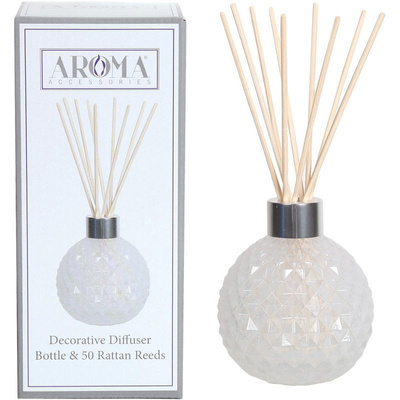 Bottiglia vuota bianca con bastoncini diffusori in una scatola di Woodbridge Candle