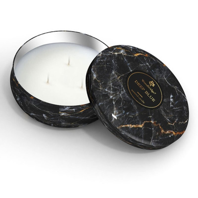 Grande bougie parfumée marbre dans une boîte en métal à trois mèches Deep Blue Woodbridge Candle 470 g