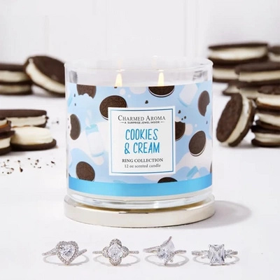 Charmed Aroma świeca z biżuterią 12 oz 340 g pierścionek - Cookies Cream